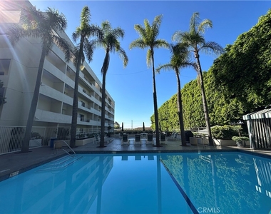 1131 Alta Loma Road - Photo Thumbnail 15