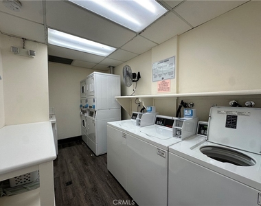 1131 Alta Loma Road - Photo Thumbnail 30