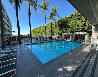 1131 Alta Loma Road - Photo Thumbnail 12