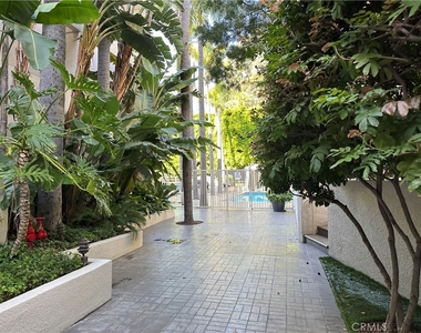 1131 Alta Loma Road - Photo Thumbnail 10