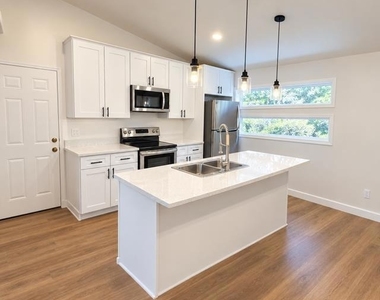 619 E 3rd Avenue - Photo Thumbnail 2