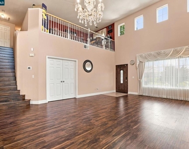 204 Millbrook Dr - Photo Thumbnail 4