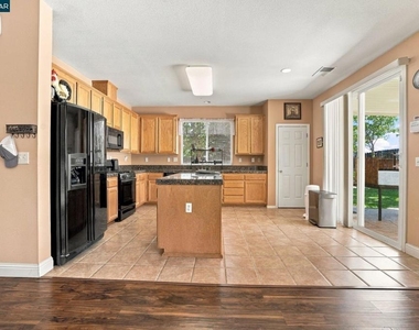 204 Millbrook Dr - Photo Thumbnail 5