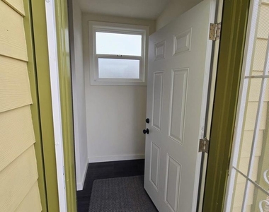 901 Pine St - Photo Thumbnail 2