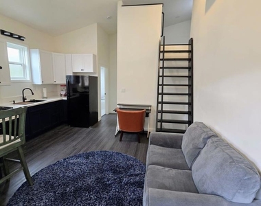 901 Pine St - Photo Thumbnail 5