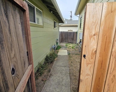 901 Pine St - Photo Thumbnail 13