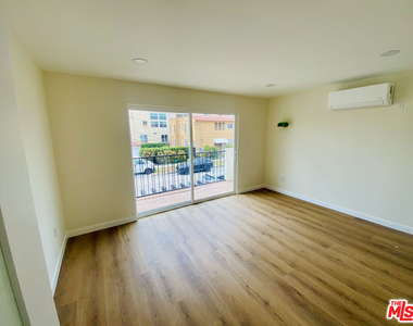 1000 S Sherbourne Drive - Photo Thumbnail 8