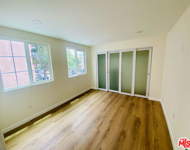 1000 S Sherbourne Drive - Photo Thumbnail 7