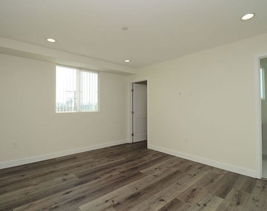 2121 S Burnside Avenue - Photo Thumbnail 26