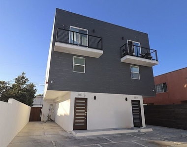 2121 S Burnside Avenue - Photo Thumbnail 2