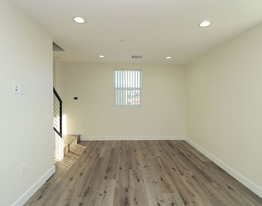 2121 S Burnside Avenue - Photo Thumbnail 3