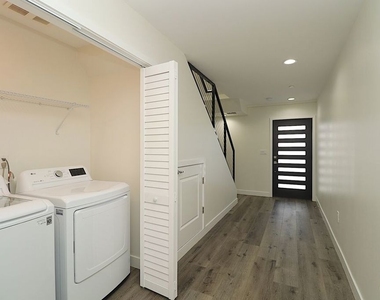 2121 S Burnside Avenue - Photo Thumbnail 13