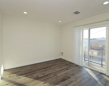 2121 S Burnside Avenue - Photo Thumbnail 16