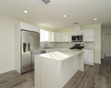 2121 S Burnside Avenue - Photo Thumbnail 4