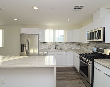2121 S Burnside Avenue - Photo Thumbnail 7