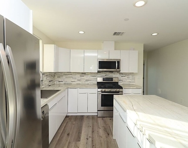 2121 S Burnside Avenue - Photo Thumbnail 6