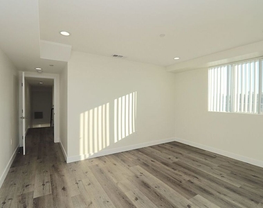 2121 S Burnside Avenue - Photo Thumbnail 30