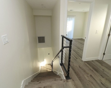 2121 S Burnside Avenue - Photo Thumbnail 12