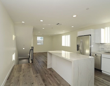 2121 S Burnside Avenue - Photo Thumbnail 11