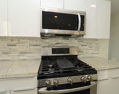 2121 S Burnside Avenue - Photo Thumbnail 9