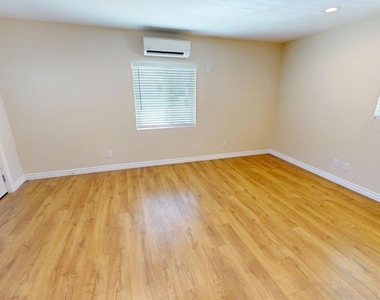 19153 Sylvan Street - Photo Thumbnail 5