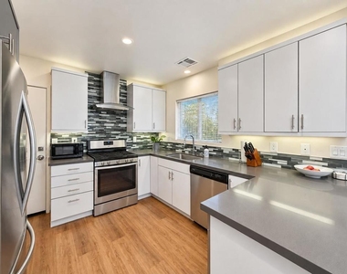 72477 Rolling Knoll Drive - Photo Thumbnail 12