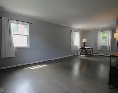 14702 Anderson Street - Photo Thumbnail 3