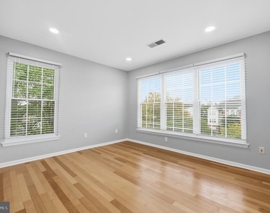 7710 Haynes Point Way - Photo Thumbnail 14