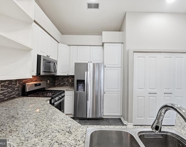 7710 Haynes Point Way - Photo Thumbnail 12