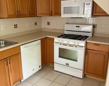 198 Woodbine Avenue - Photo Thumbnail 2