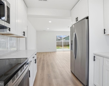 213 Holly Drive - Photo Thumbnail 9
