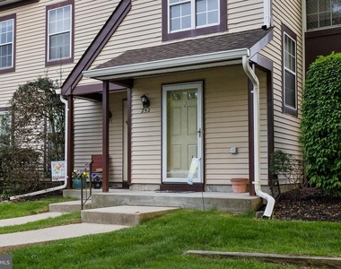 252 Andover Place - Photo Thumbnail 1