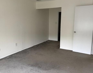 252 Andover Place - Photo Thumbnail 10