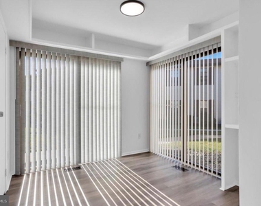 21 Uxbridge Place - Photo Thumbnail 4