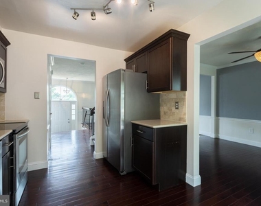11004 Spring Lake Drive - Photo Thumbnail 7