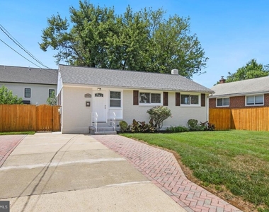 10012 Sinnott Drive - Photo Thumbnail 5