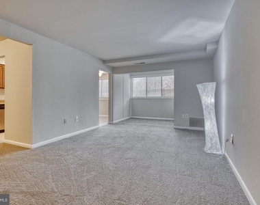 140 Royal Oak Drive - Photo Thumbnail 4