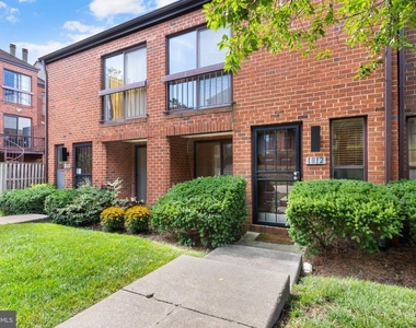 1812 Bryant Street Ne - Photo Thumbnail 2