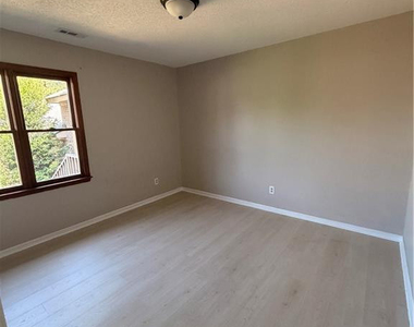 529 Coronation Drive - Photo Thumbnail 8