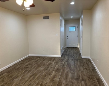 407 Vista West Ct - Photo Thumbnail 1