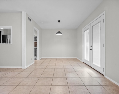 6718 Silvermine Dr - Photo Thumbnail 5