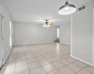 6718 Silvermine Dr - Photo Thumbnail 3