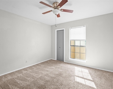6718 Silvermine Dr - Photo Thumbnail 12