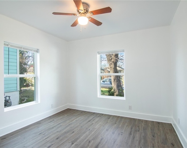 3203 E 16th St - Photo Thumbnail 11