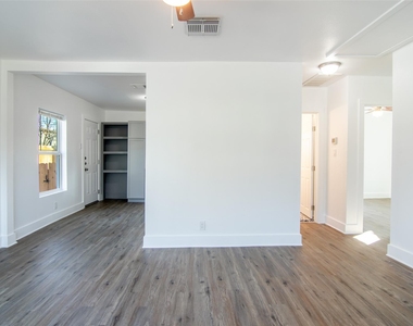3203 E 16th St - Photo Thumbnail 2