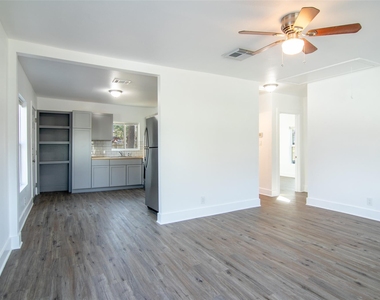 3203 E 16th St - Photo Thumbnail 6