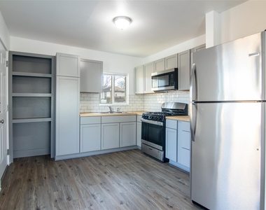 3203 E 16th St - Photo Thumbnail 7
