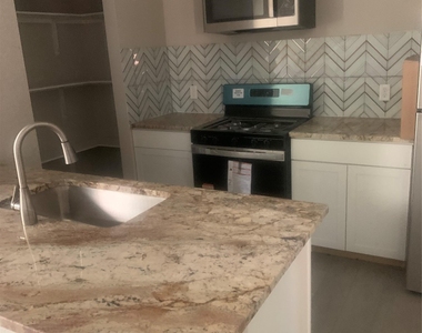 613b East 50th St - Photo Thumbnail 4