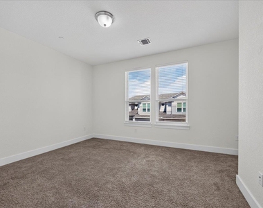 11308 Gadsen Ln - Photo Thumbnail 15