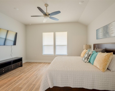 215 Grand Canyon Way - Photo Thumbnail 2